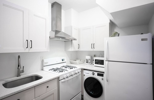 East Flushing Casa | NEW! Modern 3BD/2BA w/ Access to an Outdoor Patio Kitchen & Rooftop Terrace