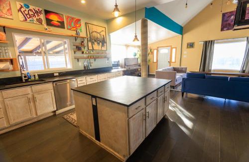 Elyria Swansea Villa | Smart House [HotTub/Pets/420]