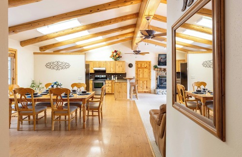 Ketchum Casa | Smiley Creek Log Cabin: Idyllic Location with Lakes, Hiking & Winter Sports