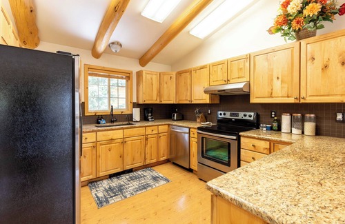 Ketchum Casa | Smiley Creek Log Cabin: Idyllic Location with Lakes, Hiking & Winter Sports
