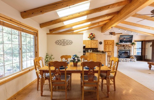 Ketchum Casa | Smiley Creek Log Cabin: Idyllic Location with Lakes, Hiking & Winter Sports
