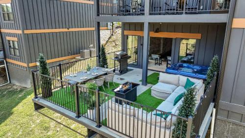 Sevierville Chalet De Esquí | Smith Creek Resort - 5 Bedrooms 20 Guest - Indoor Pool - Resort Amenities