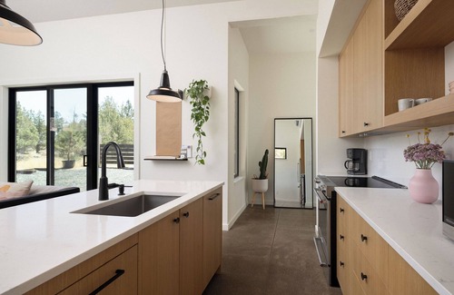 Terrebonne Casa | Smith Rock Oasis w/ Hot Tub Steps to the Park