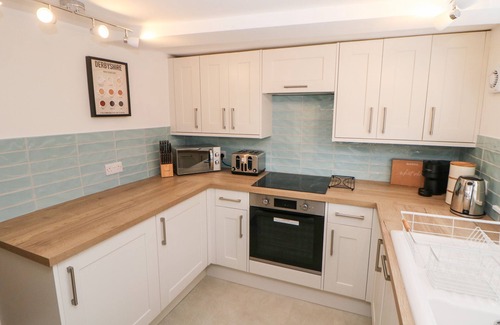 Barlow Casa | SMITHY COTTAGE, pet friendly, with a garden in Chesterfield
