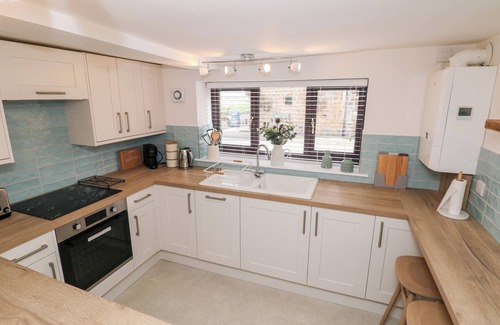 Barlow Casa | SMITHY COTTAGE, pet friendly, with a garden in Chesterfield