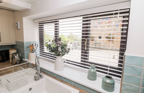 Barlow Casa | SMITHY COTTAGE, pet friendly, with a garden in Chesterfield