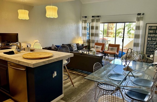 Twin Palms Condominio | Smoke Tree Racquet Club Condo 7 min Drive to Downtown Palm Springs!