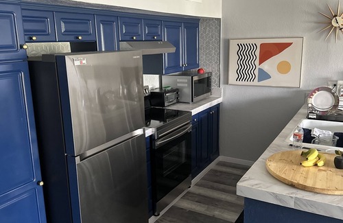 Twin Palms Condominio | Smoke Tree Racquet Club Condo 7 min Drive to Downtown Palm Springs!