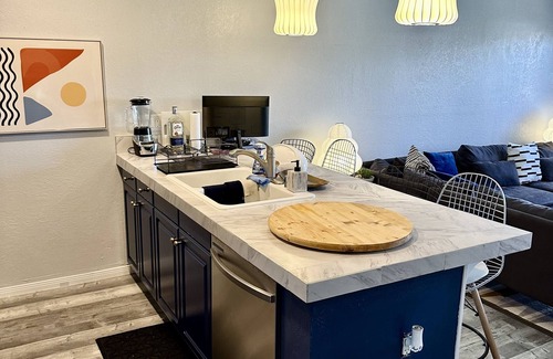 Twin Palms Condominio | Smoke Tree Racquet Club Condo 7 min Drive to Downtown Palm Springs!