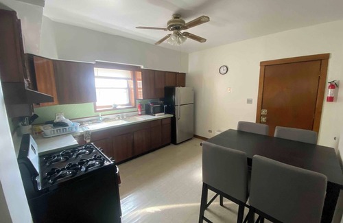 Brighton Park Apartamento | Smokers Preferred-Spacious 3-bedroom apartment with WiFi, AC in awesome Chicago