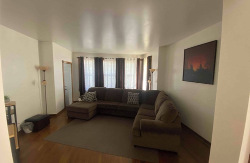 Brighton Park Apartamento | Smokers Preferred-Spacious 3-bedroom apartment with WiFi, AC in awesome Chicago