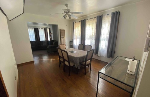 Brighton Park Apartamento | Smokers Preferred-Spacious 3-bedroom apartment with WiFi, AC in awesome Chicago