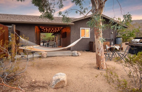 Joshua Tree Highlands Casa | Smoketree by AvantStay | An Oasis w/ Two Kitchens, Pool, Hot Tub & Air Streamer!