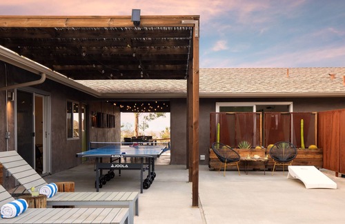 Joshua Tree Highlands Casa | Smoketree by AvantStay | An Oasis w/ Two Kitchens, Pool, Hot Tub & Air Streamer!