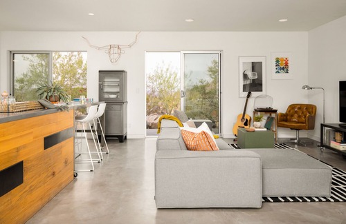 Joshua Tree Highlands Casa | Smoketree by AvantStay | An Oasis w/ Two Kitchens, Pool, Hot Tub & Air Streamer!