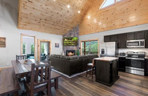 Pigeon Forge Casa | Smoky Bear Splash Top Rated Private Pool Cabin with Hot Tub, Mtn Views, Arcade Games, Excellent Location