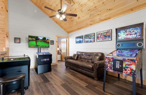 Pigeon Forge Casa | Smoky Bear Splash Top Rated Private Pool Cabin with Hot Tub, Mtn Views, Arcade Games, Excellent Location