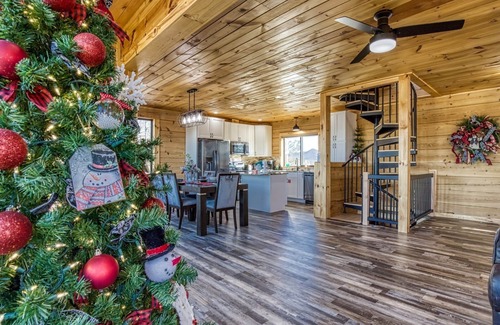 Dandridge Cabina | Smoky Lake Retreat 3 Bedroom Cabin by RedAwning
