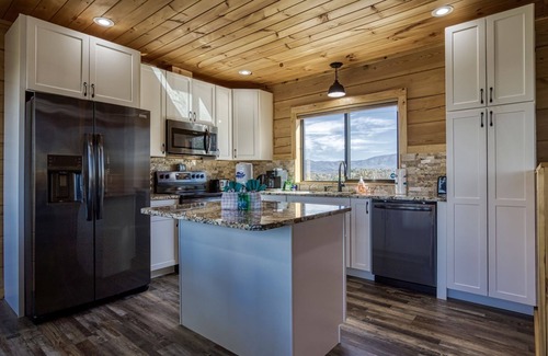 Dandridge Cabina | Smoky Lake Retreat 3 Bedroom Cabin by RedAwning