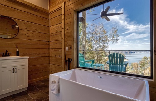 Dandridge Cabina | Smoky Lake Retreat 3 Bedroom Cabin by RedAwning