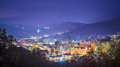Black Bear Falls Casa | Smoky Mountain Escape 3BR3BA Cabin w Hot Tub, Game Room, & Resort Pool , WIFI, Resort Pool