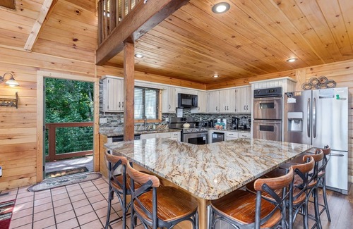 Chalet Village Chalet De Esquí | Smoky Mountain High 8 Bedroom Chalet by RedAwning