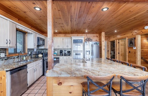 Chalet Village Chalet De Esquí | Smoky Mountain High 8 Bedroom Chalet by RedAwning