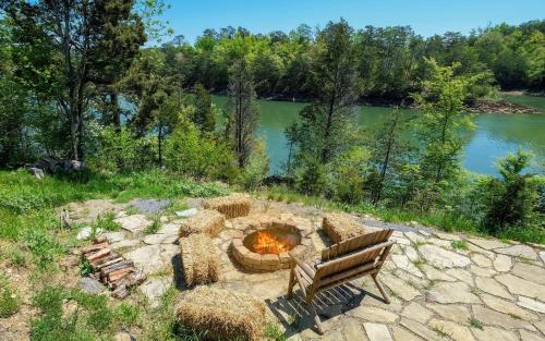 Sevierville Villa | Smoky Mountain Lake Retreat