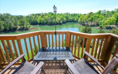 Sevierville Villa | Smoky Mountain Lake Retreat