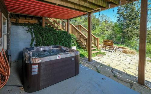 Sevierville Villa | Smoky Mountain Lake Retreat