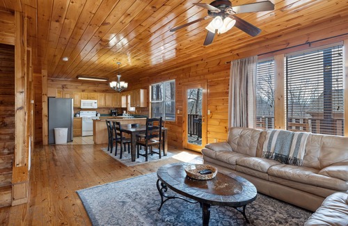 Sevierville Cabina | Smoky Mountain Lodge 6 Bedroom Cabin by RedAwning