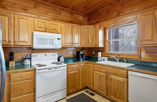 Sevierville Cabina | Smoky Mountain Lodge 6 Bedroom Cabin by RedAwning