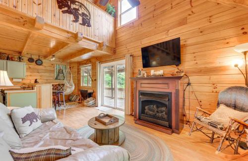 Hartford Casa | Smoky Mountain Log Cabin Close to Rafting!