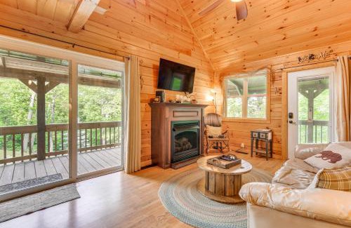 Hartford Casa | Smoky Mountain Log Cabin Close to Rafting!