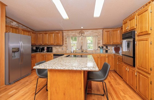 Sylva Casa | Smoky Mountain Riverfront Lodge: 4 bedrm on the Tuckaseegee River in Sylva NC