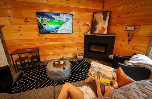 Sevierville Casa | Smoky Mtn Cabin New Deck Bunks Hot Tub Game Room