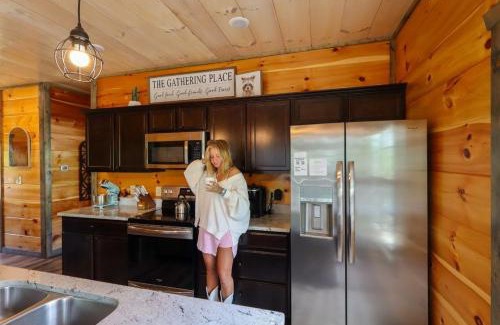 Sevierville Casa | Smoky Mtn Cabin New Deck Bunks Hot Tub Game Room