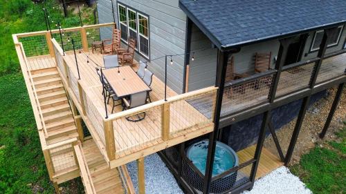 Sevierville Casa | Smoky Mtn Cabin New Deck Bunks Hot Tub Game Room