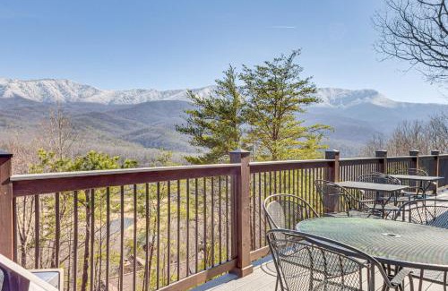 Gatlinburg - Pigeon Forge Casa | Smoky Mtn Views Spacious Home Near Natl Park!