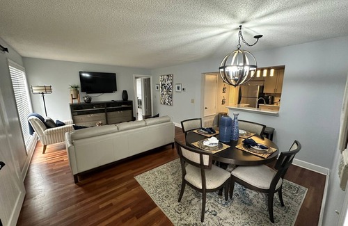 Lindridge-Martin Manor Condominio | Smooth 2/2 Condo in Buckhead, centrally located!