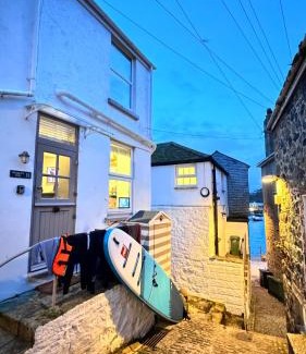 St Ives Apartamento | "SMUGGLERS HIDE" & "SMUGGLERS CABIN" - A 2 Bedroom FISHERMANS COTTAGE with Childs Bunk and HARBOUR VIEWS - and also a private entrance connecting 1 BED STUDIO - 10 Metres To Sea Front - 2023 GLOBAL REFURBISHMENT AWARD WINNER