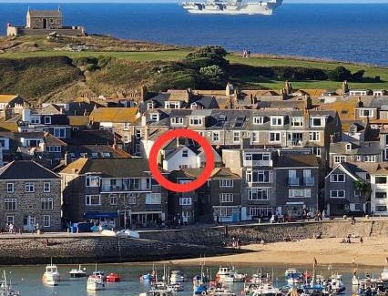 St Ives Apartamento | "SMUGGLERS HIDE" & "SMUGGLERS CABIN" - A 2 Bedroom FISHERMANS COTTAGE with Childs Bunk and HARBOUR VIEWS - and also a private entrance connecting 1 BED STUDIO - 10 Metres To Sea Front - 2023 GLOBAL REFURBISHMENT AWARD WINNER