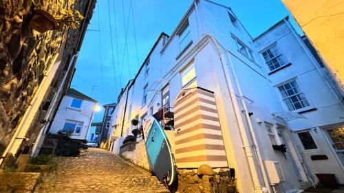 St Ives Apartamento | "SMUGGLERS HIDE" & "SMUGGLERS CABIN" - A 2 Bedroom FISHERMANS COTTAGE with Childs Bunk and HARBOUR VIEWS - and also a private entrance connecting 1 BED STUDIO - 10 Metres To Sea Front - 2023 GLOBAL REFURBISHMENT AWARD WINNER