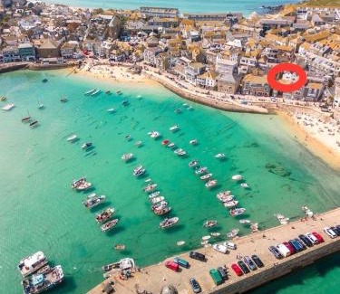St Ives Apartamento | "SMUGGLERS HIDE" & "SMUGGLERS CABIN" - A 2 Bedroom FISHERMANS COTTAGE with Childs Bunk and HARBOUR VIEWS - and also a private entrance connecting 1 BED STUDIO - 10 Metres To Sea Front - 2023 GLOBAL REFURBISHMENT AWARD WINNER