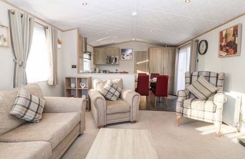 St George Cabaña | SNAPE LODGE, pet friendly, with pool in Towyn