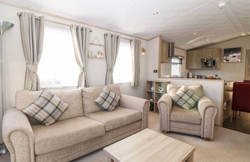 St George Cabaña | SNAPE LODGE, pet friendly, with pool in Towyn