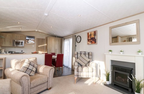 St George Cabaña | SNAPE LODGE, pet friendly, with pool in Towyn