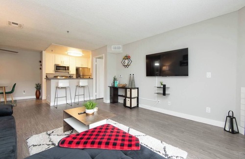 Little Armenia Apartamento | Snazzy 2Bd Apt/ Rooftop Pool with Stunning view of the City & the Hollywood Sign