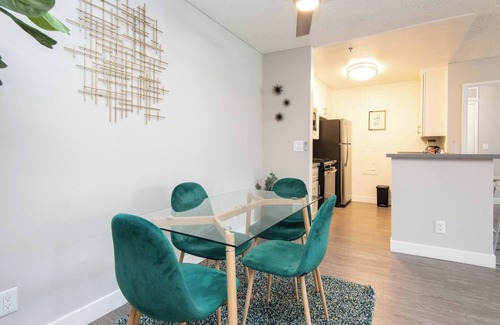 Little Armenia Apartamento | Snazzy 2Bd Apt/ Rooftop Pool with Stunning view of the City & the Hollywood Sign