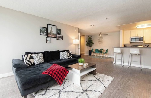 Little Armenia Apartamento | Snazzy 2Bd Apt/ Rooftop Pool with Stunning view of the City & the Hollywood Sign